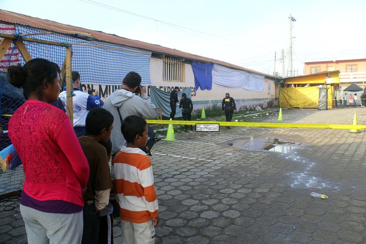 Vecinos de Jalapa se acercan a ver el lugar en que fue localizado el cádaver. (Foto Prensa Libre: Hugo Oliva)