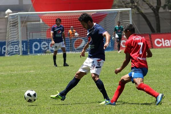 Carlos Kamiani Félix, de la Usac, conduce el balón y lo persigue Claudio Albizuris de Municipal. (Foto Prensa Libre: Óscar Felipe)