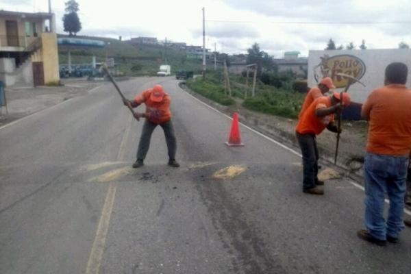 Trabajadores de Covial solamente lograron eliminar un túmulo en la ruta entre Los Encuentros, Sololá, y Chichicastenango, Quiché. (Foto Prensa Libre: Oscar Figueroa)<br _mce_bogus="1"/>