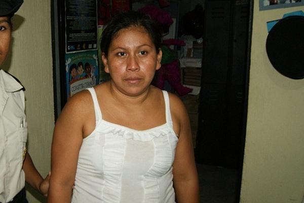 Ana María España, sindicada de explotar laboralmente a una menor, permanece en la Comisaría 23, en Chiquimula. (Foto Prensa Libre: Edwin Paxtor)