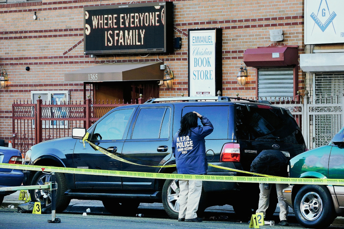 La Policía investiga en la escena del crimen en Brooklyn, Nueva York.(Foto Prensa Libre:AP)