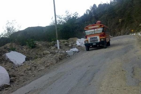 Autobuses y vehículos particulares deben circular despacio debido al mal estado de la ruta entre Patulul, Suchitepéquez, y Sololá.