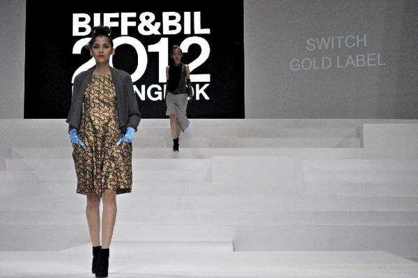 Dos modelos presentan creaciones de la firma Switch Gold Label en la Feria Internacional de la Moda de Bangkok. (Foto Prensa Libre: EFE/Noel Caballero)