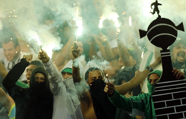 La celebración de los seguidores del Atlético Nacional finalizó en tragedia. (Foto Prensa Libre: AFP).