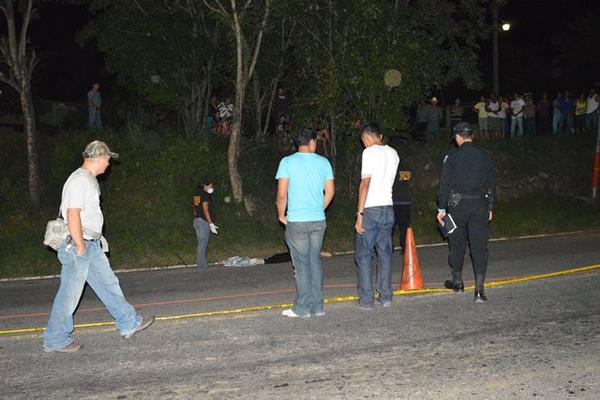 Autoridaes trabajan en el sitio en donde murió atrepellada Zoila América Canut Ipiña en Gualán. (Foto Prensa Libre: Julio Vargas)