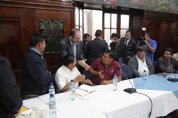 Presidente del  Congreso, Pedro Muadi —de pie— saluda a Benedicto Coc, coordinador de la Alianza Campesina y a otros dirigentes de este grupo.