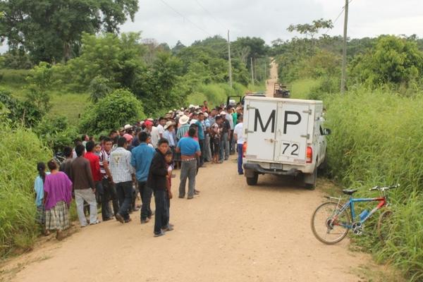 Vecinos hallaron el cadáver lapidado de Oswaldo Tzí Paau, a 40 km de la cabecera de Sayaxché, Petén. (Foto Prensa Libre: Rigoberto Escobar)