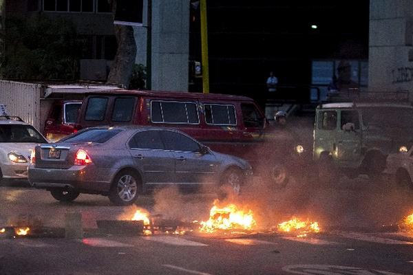 Una barricada   en  Caracas, Venezuela,   sumida en una ola de  protestas desde el 12 de febrero último. (Foto Prensa Libre: EFE)