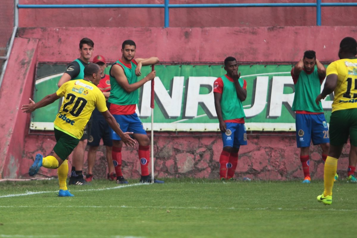 Pereira le anotó a su exequipo y acabó con su invcito. (Foto Prensa Libre: Norvin Mendoza)