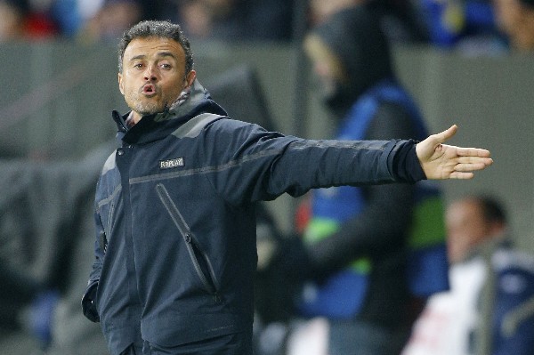 Luis Enrique da indicaciones durante el partido. (Foto Prensa Libre: AP)