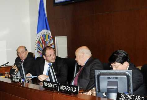 El canciller   Carrera   dialoga con Miguel Insulza, secretario general de la OEA,  en Washington DC.