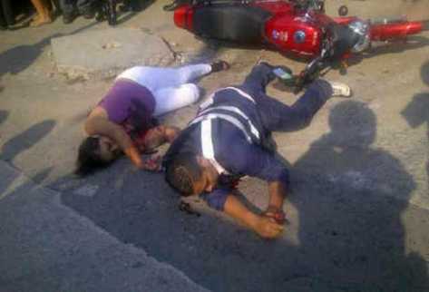 La pareja viajaba en una motocicleta en la 6 calle y 5 avenida de la colonia La Brigada, zona 7 de Mixco. (Foto Prensa Libre: CBM)