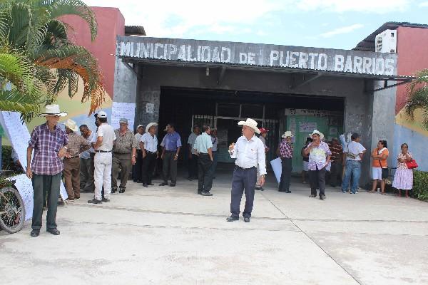 Jubilados municipales de Puerto Barrios protestan en la entrada  de la comuna, desde el martes último, y afirman  que no se retirarán hasta que se les pague la deuda.