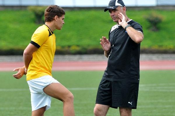 El estratega blanco   conversa con Marcelo Guerrero, en el estadio Cementos Progreso. (Foto Prensa Libre: Max Pérez)