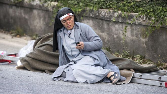 La monja Mariana estuvo entre las sobrevivientes del convento Don Minozzi de Amatrice que se vino abajo con el terremoto en el centro de Italia. AP