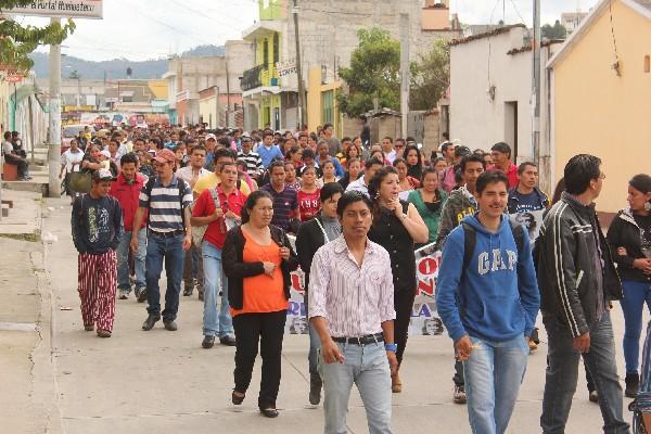 docentes se manifiestan en    la cabecera de Huehuetenango.