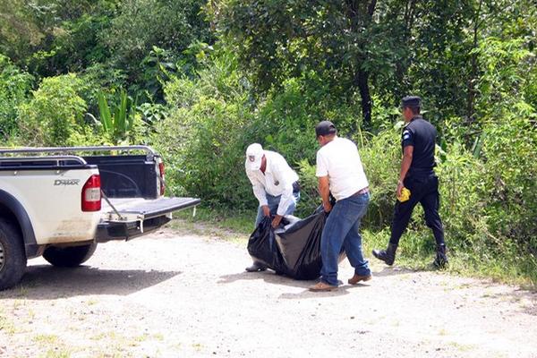 Trasladan el cadáver de una mujer que fue acribillada este día, en una finca de San Pedro Pinula, Jalapa. (Foto Prensa Libre: Hugo Oliva)