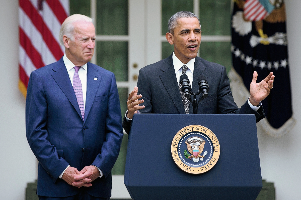 El presidente Barack Obama (derecha), acompañado del vicepresidente Joe Biden (izquierda), habla en el Jardín de las Rosas de la Casa blanca después de conocerse la resolución del Supremo de EE. UU. que respaldó la reforma sanitaria. (Foto Prensa Libre: AP).