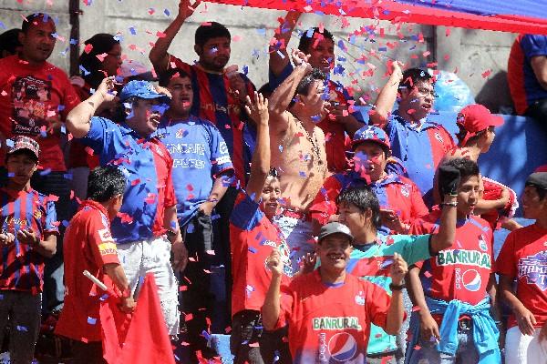 Los aficionados rojos celebraron los cuatro goles. (Foto Prensa Libre: Romeo Rios)