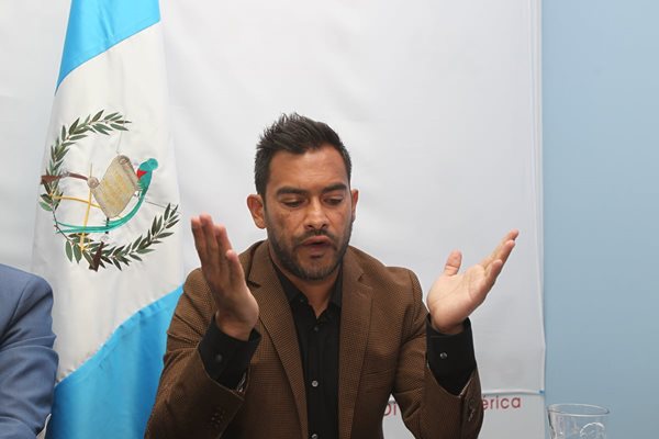 Carlos Ruiz durante la conferencia a la prensa, en el que aseguró que no renunciará a la Bicolor. (Foto Prensa Libre: Carlos Vicente).