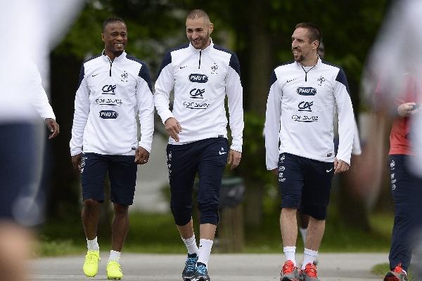 Patrice Evra, Karim Benzema y Franck Ribéry en su llegada al entrenamiento. (Foto Prensa Libre: AFP)