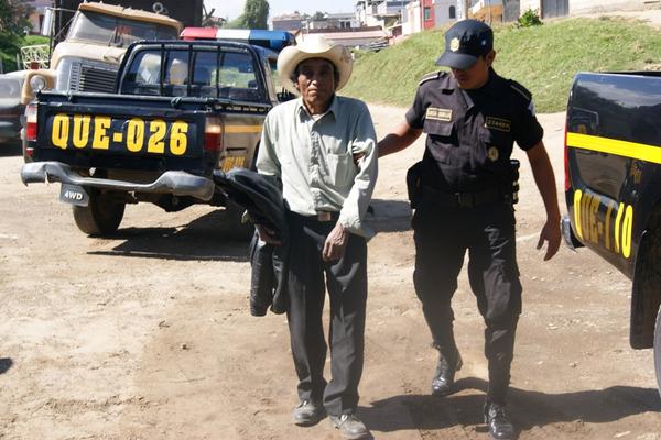 <h3>Un policía custodia a Víctor Ramírez Méndez, quien fue detenido por portación de arma ilegal. (Foto Prensa Libre: PNC)</h3><h3></h3>