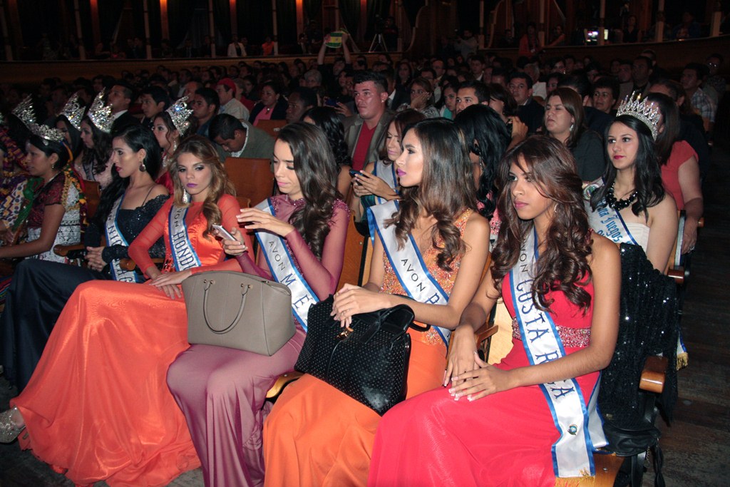 Algunas de las representantes de belleza que asistieron al evento, en Quetzaltenango. (Foto Prensa Libre: Carlos Ventura)