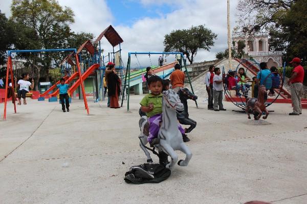 MENORES de Huehuetenango se divierten en el parque infantil en la cabecera.