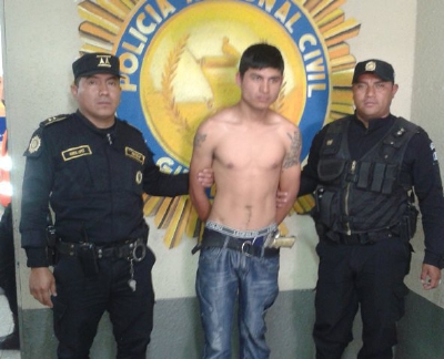 Oscar Monterroso  fue detenido en la zona 7 y trasladado al juzgado de turno. (Foto Prensa Libre: PNC)