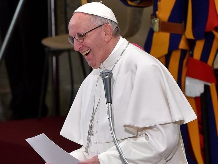 El papa Francisco tiene una relación cercana y cordial con los periodistas. (Foto Prensa Libre: EFE).