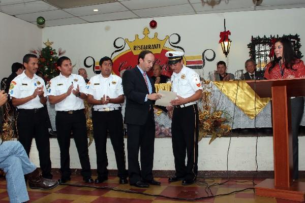 El Procurador de los Derechos Humanos,  De León Duque, entrega reconocimientos a bomberos.