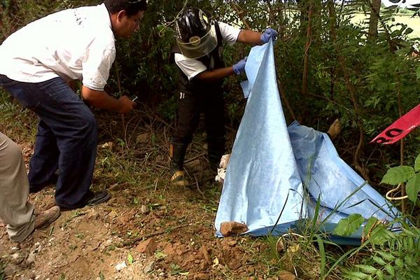 La granada hizo explosión cerca del cuerpo de la mujer que murió de forma inmediata (Foto Prensa Libre: Julio Vargas) <br _mce_bogus="1"/>