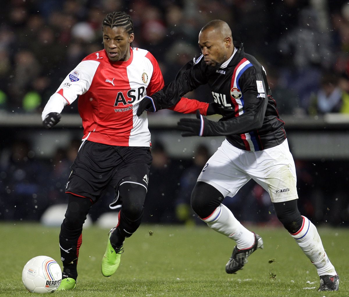 Un partido del campeonato holandés fue amañado en 2009 por el jugador Ibrahim Kargbo, derecha. (Foto Prensa Libre: AFP)