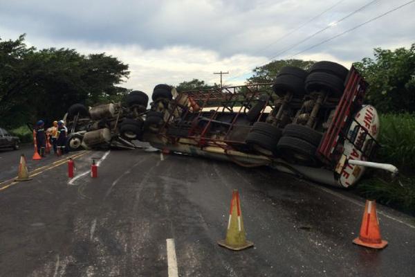 El vehículo volcado obstruye tres carriles en el kilómetro 65 de la ruta al suroccidente. (Foto Prensa Libre: Enrique Paredes) <br _mce_bogus="1"/>