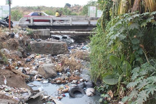 Río Mixtanate está contaminado con basura, por lo que pobladores piden que comuna actúe.