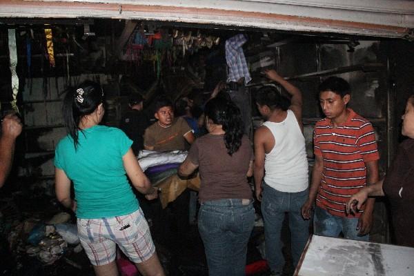 Vecinos sacan  mercadería de negocio.