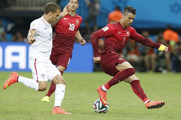 Cristiano Ronaldo, seleccionado de Portugal, y Fabian Johnson, de Estados Unidos, buscan el balón durante el partido entre ambos equipos. (Foto Prensa Libre: EFE)