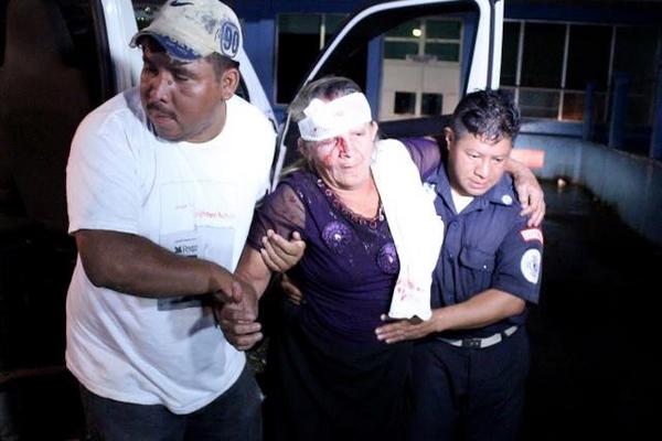 Al menos 10 heridos fueron trasladados hacia el Hospital Nacional de Coatepeque, Quetzaltenango. (Foto Prensa Libre: Alexander Coyoy)