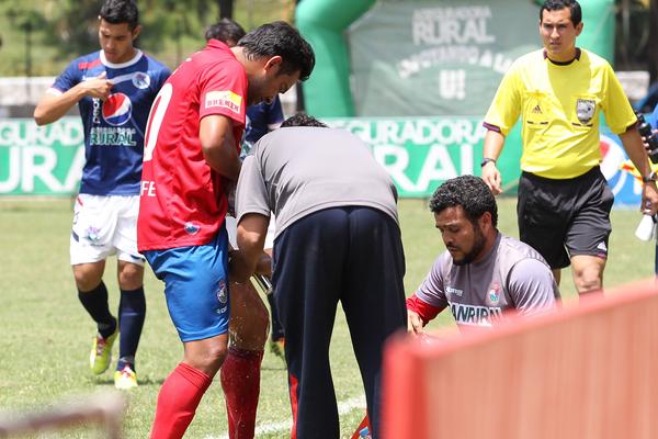 Carlos Ruiz con lesión después del encuentro contra Universidad. (Foto Prensa Libre: Óscar Felipe)