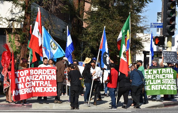 Activistas protestan en Los Ángeles contra la presencia de Hillary Clinton. (Foto Prensa Libre:EFE).