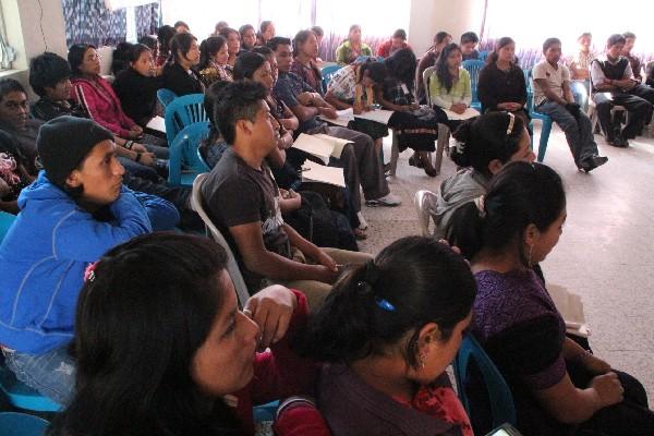 grupo de jóvenes de Sololá participan en sesiones de trabajo sobre  organización comunitaria.