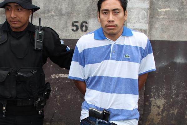 Un hombre fue capturado en un sector de la zona 12, luego que vecinos denunciaron que asaltaba en el sector. (Foto Prensa Libre: PNC)