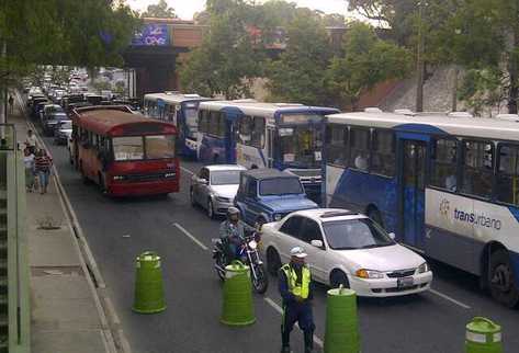 Dos carriles que conducen al Obelisco sobre el bulevar fueron cerrados debido a ataque armado que dejó un muerto. (Foto Prensa Libre: Julio Lara)