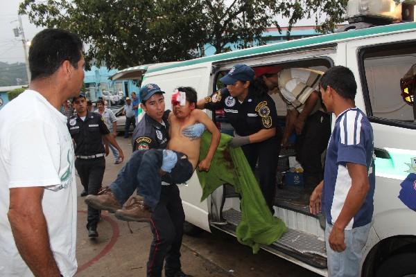 Bomberos Municipales trasladan al menor herido  al hospital de Cuilapa, Santa Rosa.