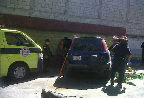 El vehículo colisionó luego del ataque mortal. (Foto Prensa Libre: Bomberos Municipales)