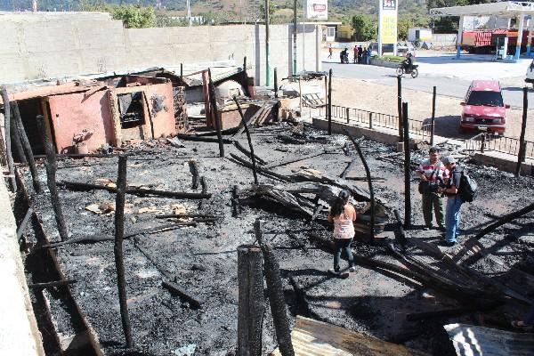 Un Incendio consumió totalmente la estructura de un restaurante en Santa Rosa. En la fotografía  inserta, un vehículo destruido por las llamas.