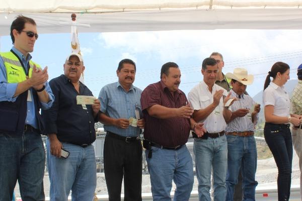 Alcaldes de  Santa Rosa y Jalapa muestran cheques entregados por la  minera para obras en sus municipios, pero vecinos dicen que no las han  ejecutado. (Foto Prensa Libre: Oswaldo Cardona)