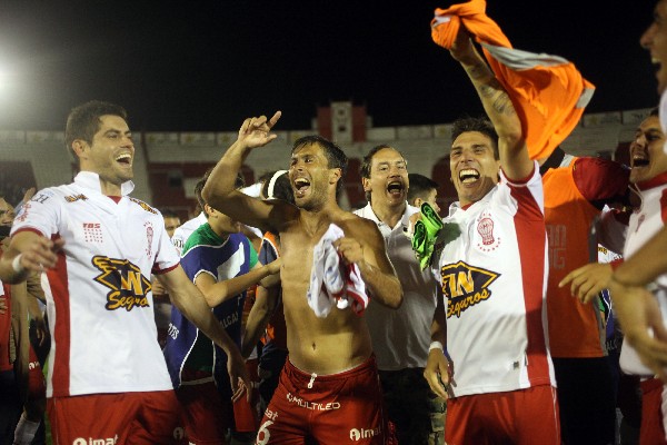 Los jugadores de Huracán festejan al final del partido. (Foto Prensa Libre: EFE)