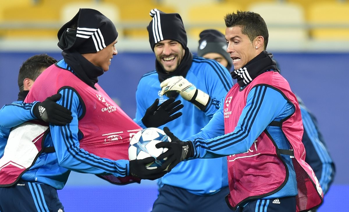 Los jugadores del Real Madrid bromean y se ríen durante el entrenamiento del equipo ayer en Ucrania. (Foto Prensa Libre:AFP)