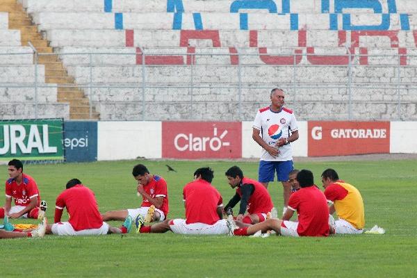 Héctor Trujillo conversa con los jugadores, en la práctica en el Mario Camposeco. (Foto Prensa Libre: Carlos Ventura)